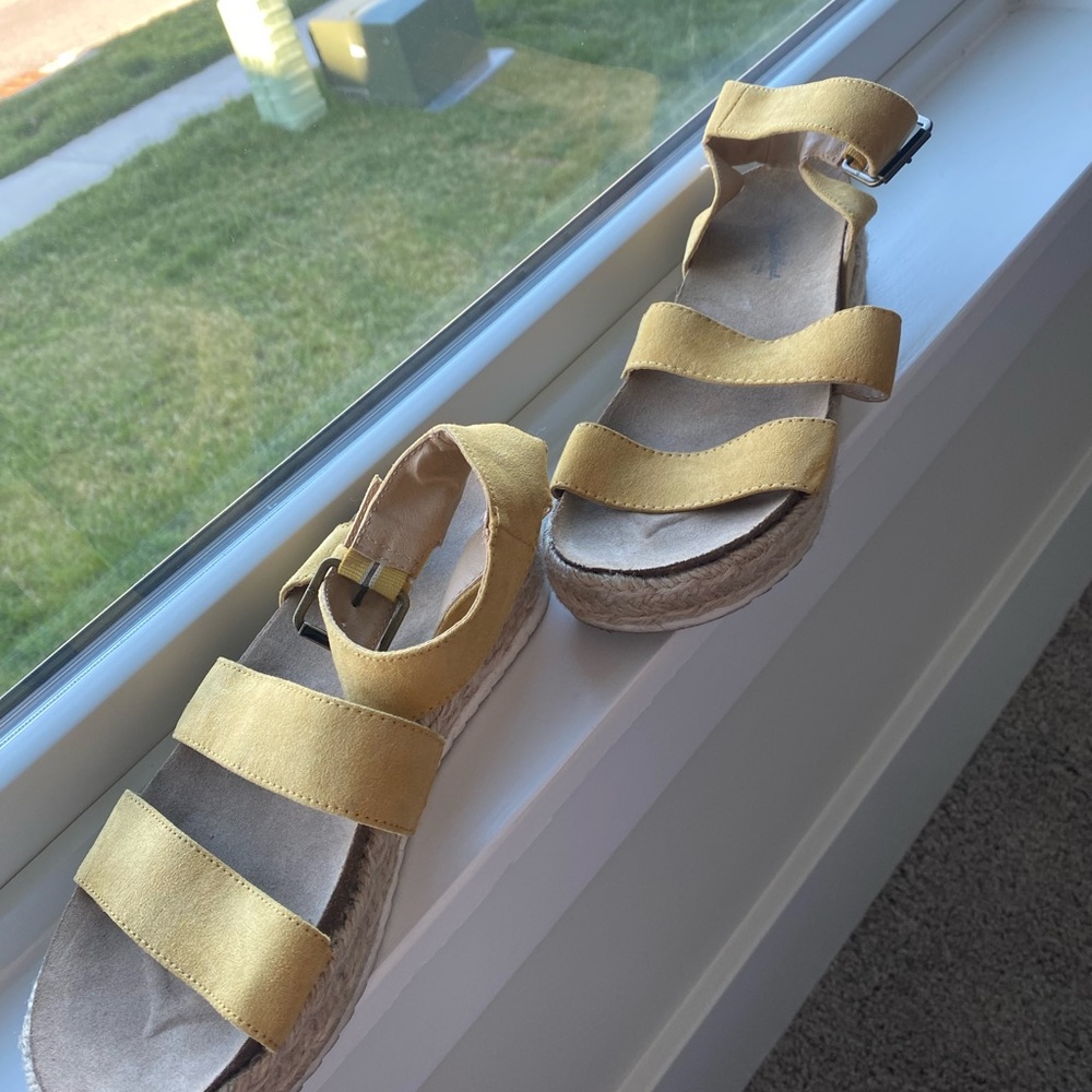 Universal thread sandals. Worn a couple of times.